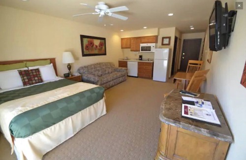 Mishicot Apartamento | Indoor, outdoor pool, tennis and golf course