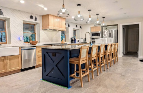 Yulan Casa | Indoor Pool, 11 yrs hosting, 7 bdrm, Hot Tub, Designer Home, Stunning Kitchen