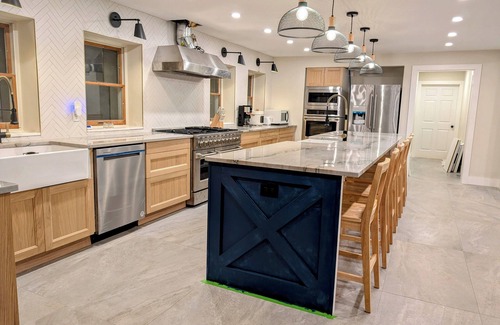Yulan Casa | Indoor Pool, 11 yrs hosting, 7 bdrm, Hot Tub, Designer Home, Stunning Kitchen