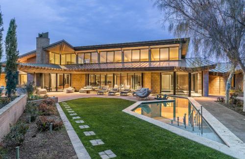 Paradise Valley Casa | Indoor pool 2.5 acres gym with sauna At Hideaway Estate