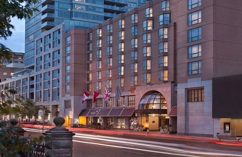 Bloor-Yorkville Casa | Indulge in Luxury: Heated Indoor Pool, Dining Experiences & Pet-Friendly
