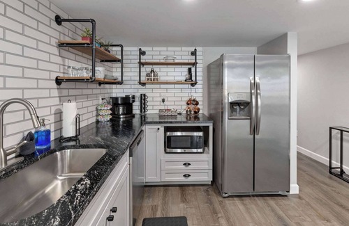 Barths Apartamento | Industrial-Chic Loft | King Bed & Natural Light!