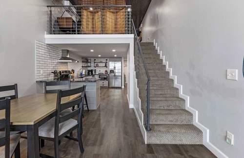 Barths Apartamento | Industrial-Chic Loft | King Bed & Natural Light!