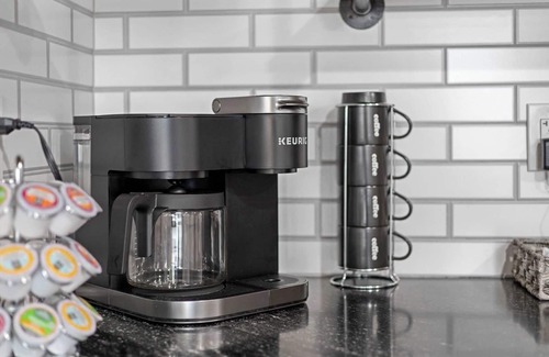 Barths Apartamento | Industrial-Chic Loft | King Bed & Natural Light!