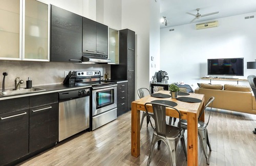Gatineau Apartamento | Industrial studio *12 foot ceiling*
