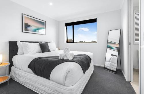 Hamilton Casa | Inner City Spacious, Modern Apartment -By KOSH BNB