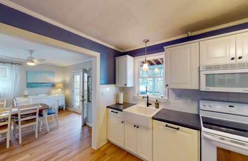Lakeside Casa | Inside Lakeside 5 Bedroom 2 Bath House With Porches 1st floor master and bath