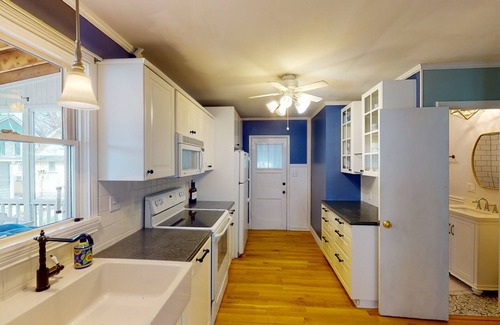 Lakeside Casa | Inside Lakeside 5 Bedroom 2 Bath House With Porches 1st floor master and bath