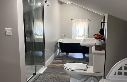 Ontario City Casa | Intimate country house on a pond and close to Lake Ontario