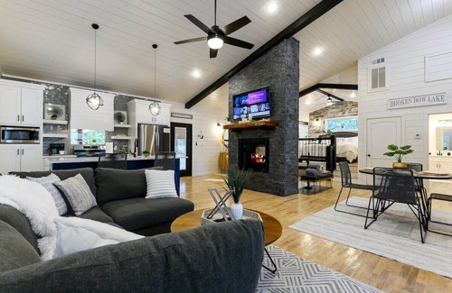 Broken Bow Cabina | Intimate Retreat💑, Central Location, Private, Kind Bed👑, 2023 Built, Dogs 🐾