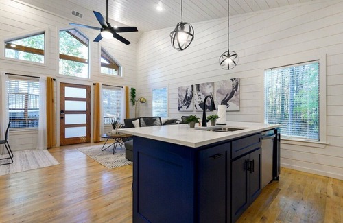 Broken Bow Cabina | Intimate Retreat💑, Central Location, Private, Kind Bed👑, 2023 Built, Dogs 🐾
