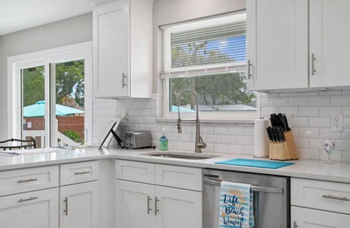 Isle of Palms Casa | Intracoastal Pool Retreat near Beaches+Mayo Clinic