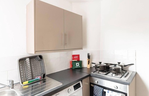 Liverpool Casa | Inviting 3-bedroom Home in Liverpool With Parking