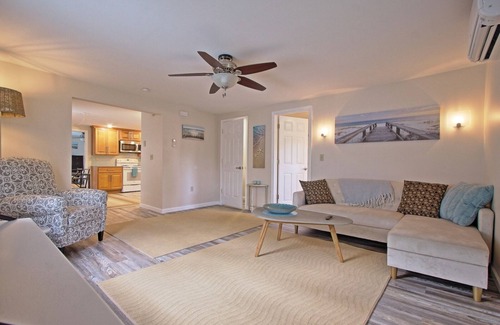 Hummelstown Apartamento | Inviting comfort with natural light all day brings the beach feel inland!
