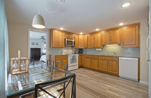 Hummelstown Apartamento | Inviting comfort with natural light all day brings the beach feel inland!