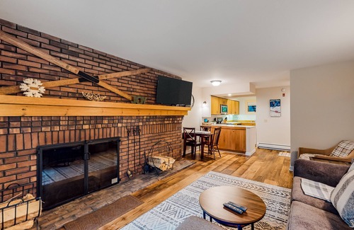 Central Vermont- Killington Condominio | Inviting condo with skiing, pool, hot tub, tennis, fireplace & W/D