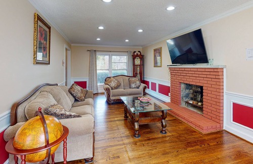 Oxon Hill Casa | Inviting home with pool, hot tub, enclosed yard