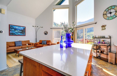 Maple Grove Casa | Inviting Lake Sutherland Home: Kayaks + View!
