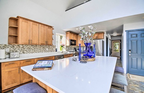 Maple Grove Casa | Inviting Lake Sutherland Home: Kayaks + View!