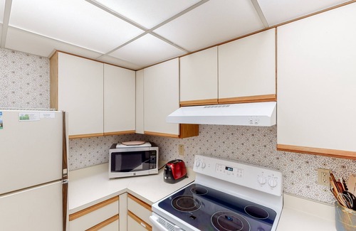 Warren Condominio | Inviting & secluded condo with a balcony - short hike to Mad River, near skiing