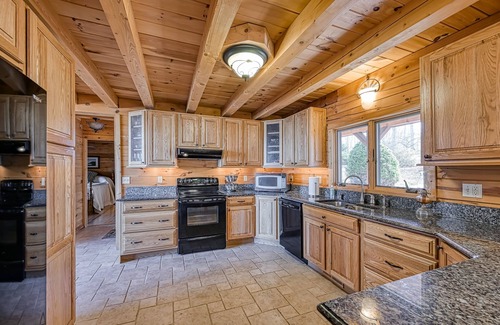 Huddleston Cabina | Inviting waterfront cabin with hot tub, kayaks, and beautiful sunsets