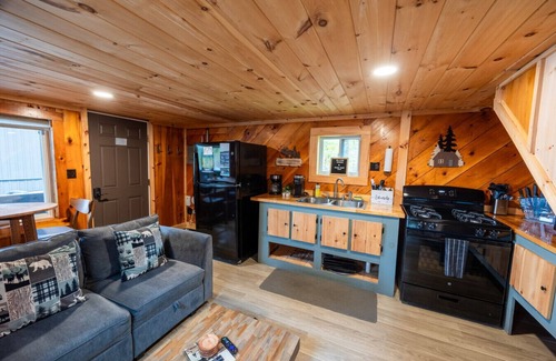 Northeast Somerset Cabina | Ioneta - Cabin 2 · Lawrence`s Lakeside Cabins | `Ioneta` Waterfront Retreat + Private Sauna