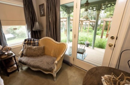 Mazomanie Hotel | Iron Amethyst Inn Boutique Hotel