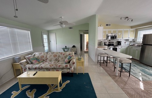 Bokeelia Cabaña | Island Cottage-boat ramp nearby. Walk to Jug Creek Marina!