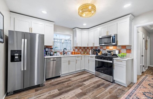 McKnight Apartamento | Island Gem~Riverfront, Near RMU Sports Center~4 BR
