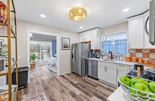 McKnight Apartamento | Island Gem~Riverfront, Near RMU Sports Center~4 BR