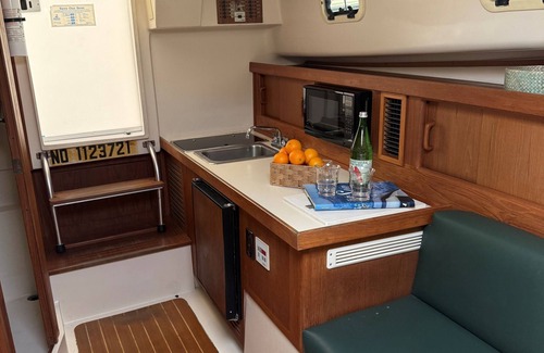 West Ferry Alquiler De Eote | Island Girl - 30' Cabin Cruiser for Overnight Stays