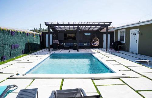 Nassau Casa | Island Haven 5BR Home with Pool Cottage