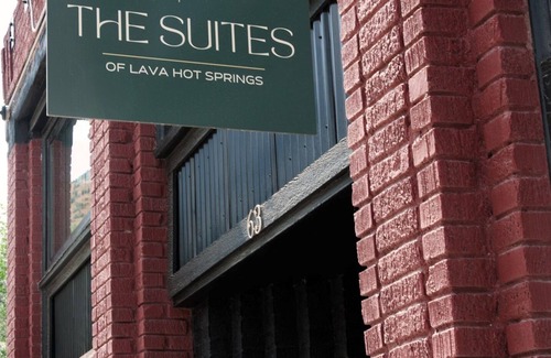 Lava Hot Springs Hotel | The Suites at Lava Hot Springs: Island Park Theme