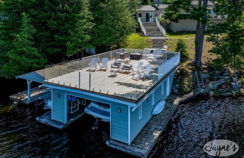 Bracebridge Cabaña | Island Property on Lake Muskoka! 4brdm, 3 bath! Best Internet! SUP, Kayak