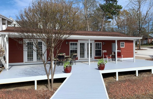 Chapin Cabaña | Island Trail's Sunset Cottage on Beautiful Lake Murray - Now with King Size bed!