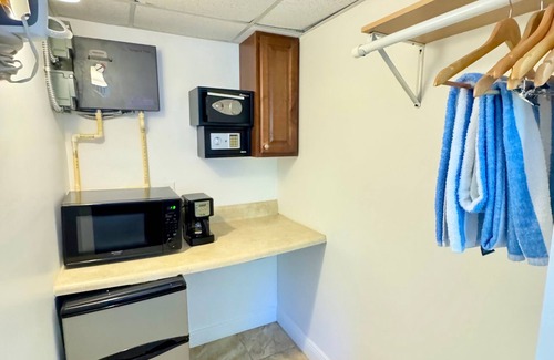 Wilton Manors Apartamento | Islands Inn on the Drive - Vista Azul Suite - Queen Bed - A2