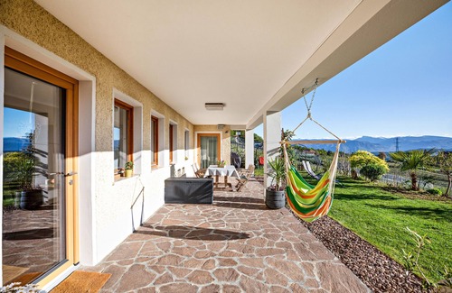 Castelvecchio Alto Apartamento | Apartamento vacacional 'Weitblick Kaltern' con vistas a la montaña, terraza privada y jardín