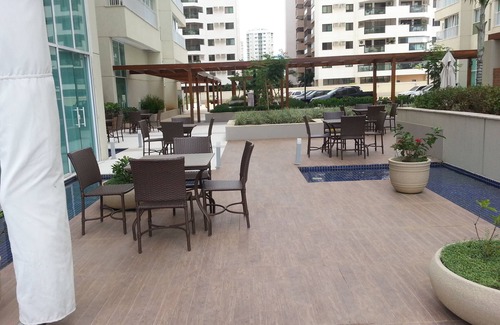 Jacarepagua Apartamento | Es una suite con muebles diseñada por arquitectos y nuevos