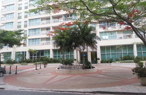 Jacarepagua Apartamento | Es una suite con muebles diseñada por arquitectos y nuevos