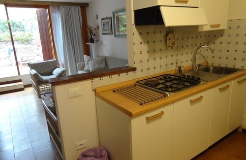 Cala Piccola Apartamento | Relájese y mar: una habitación con patio y piscina