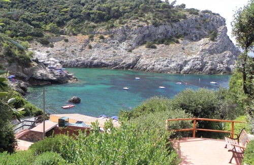 Cala Piccola Apartamento | Relájese y mar: una habitación con patio y piscina
