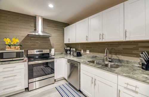 Hattiesburg Casa | Es una hermosa casa renovada con muebles modernos y electrodomésticos nuevos.