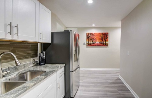 Hattiesburg Casa | Es una hermosa casa renovada con muebles modernos y electrodomésticos nuevos.