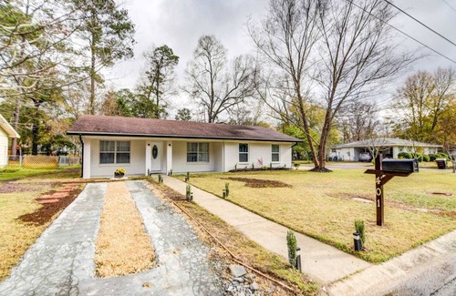 Hattiesburg Casa | Es una hermosa casa renovada con muebles modernos y electrodomésticos nuevos.