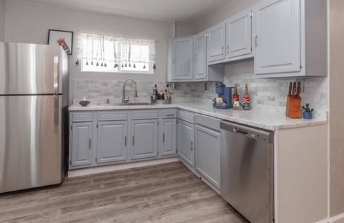 Rio Grande Blvd Apartamento | Itsy Bitsy Beryl: Pets+Old Town+Peacocks+Remodeled