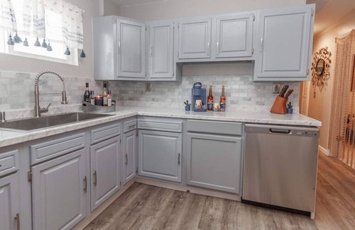 Rio Grande Blvd Apartamento | Itsy Bitsy Beryl: Pets+Old Town+Peacocks+Remodeled