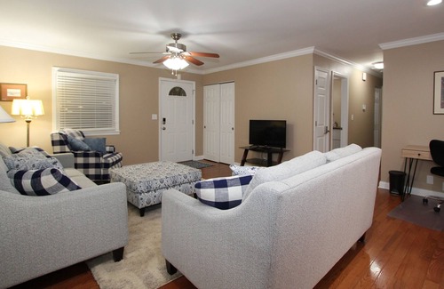 Lexington Casa | Ivy league Home - 4 Bedroom 2 Bath house