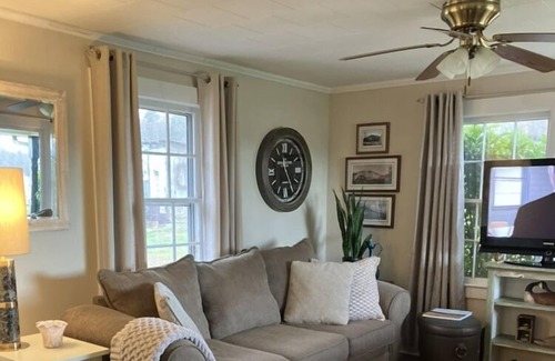 Elkin Casa | Antigua casa de labranza Jabbers, vistas y viñedos a su alrededor.