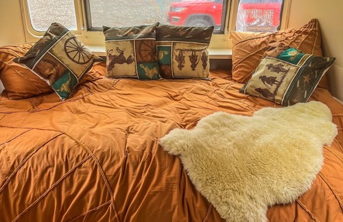 Irwin Casa | Jackson Hole themed 1968 Airstream. Walk to the Snake River.