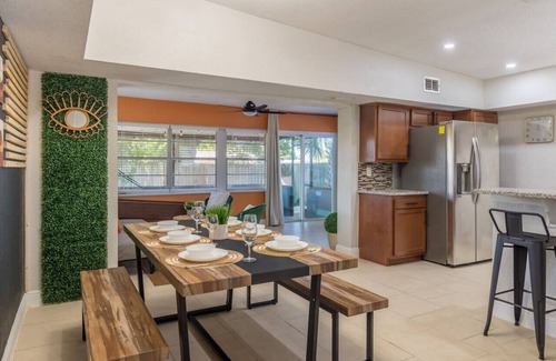 Northeast Orlando Casa | jacuzzi & games + close to dwtn, disney, & parks!